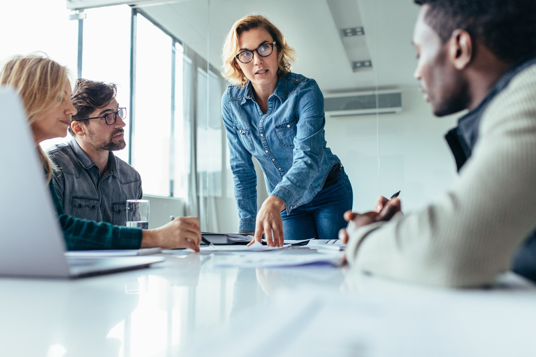 women leads a team meeting